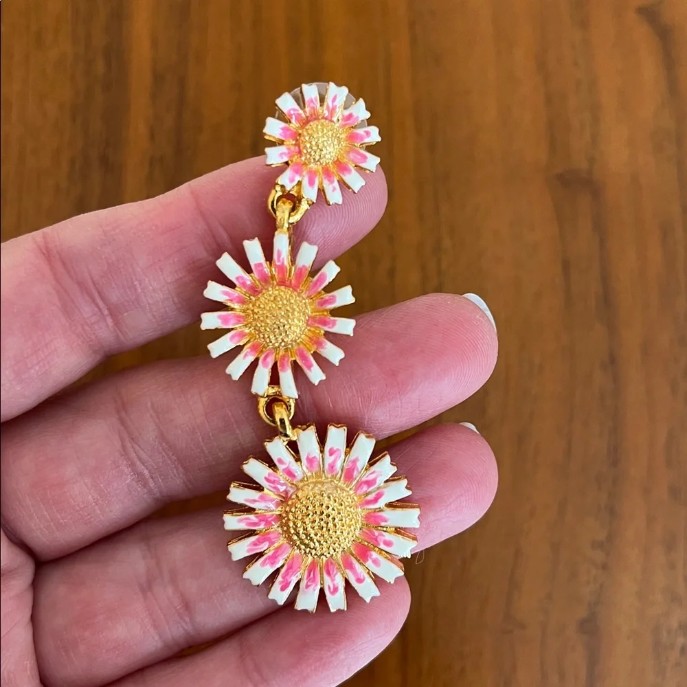 Like new ! Kenneth Jay Lane Delicate Pink Daisy Drop Earrings white pink gold - Picture 5 of 8